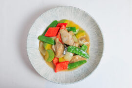 Филе сибаса с овощами в чесночном соусе