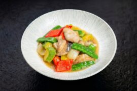 Филе сибаса с овощами в чесночном соусе