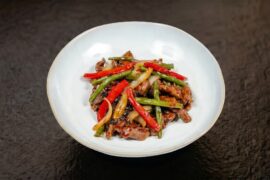 Говядина с фасолью и соусом из черных бобов