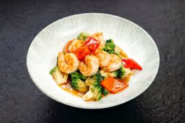 Креветки с чесноком и брокколи