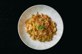 Лапша по-сингапурски с соусом карри