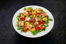 Салат с крабом и манго