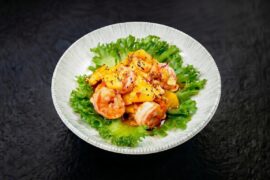 Салат с креветками и ананасом