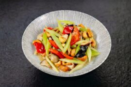 Вок с сельдереем, шиитаке и кешью