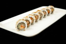 Ролл острый с гребешком и луком сибулет