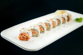 Ролл с тунцом и соусом спайси