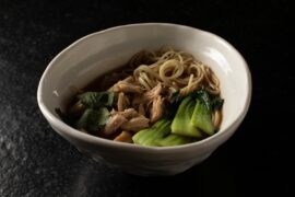 Суп с яичной лапшой и курицей